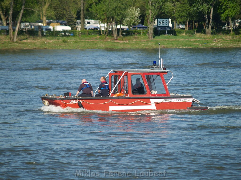 Motor Segelboot mit Motorschaden trieb gegen Alte Liebe bei Koeln Rodenkirchen P098.JPG